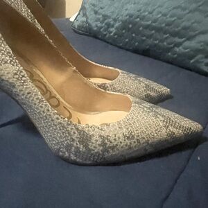 SILVER SNAKE PRINT! Sam Edelman size 81/2